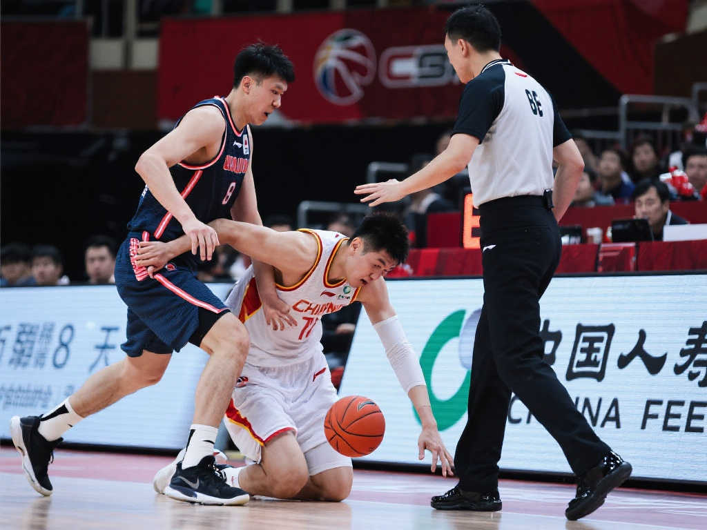 迟来的认错!时隔八天之后,中国篮协认定刘传兴撅腚属于违体犯规 迟来的认错!时隔八天之后,中国篮协认定刘传兴撅腚属于违体犯规